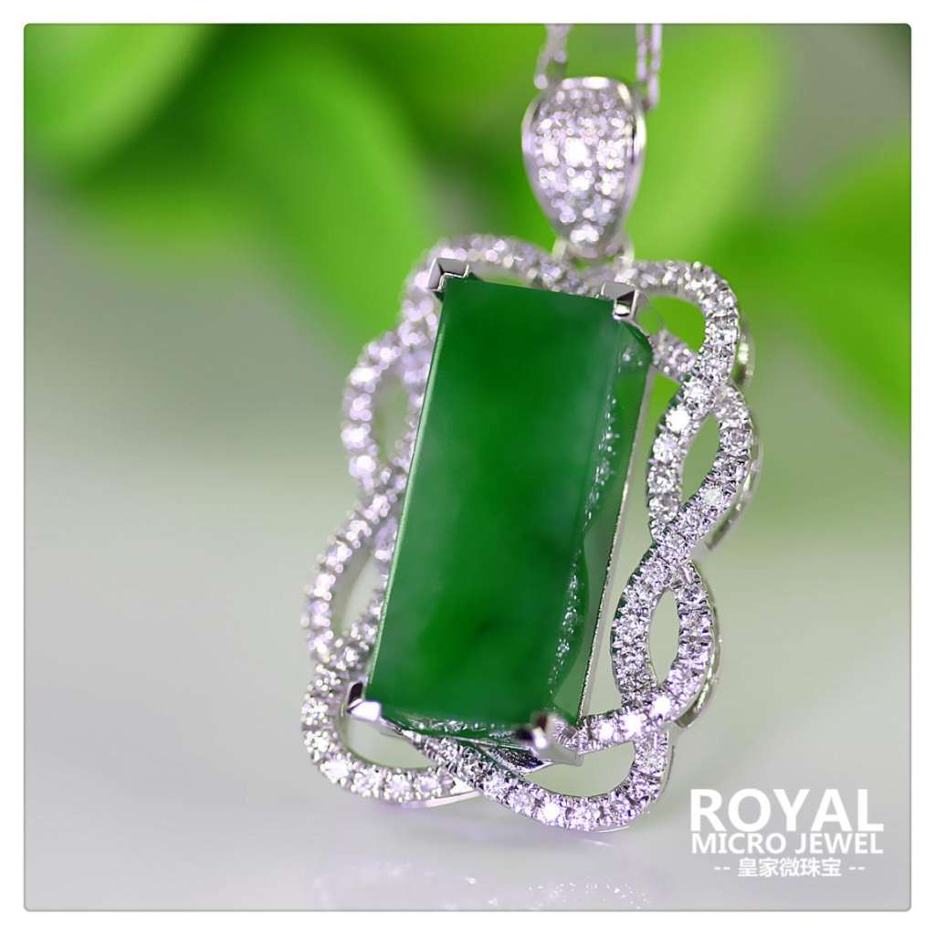 冰种阳绿方形戒面翡翠钻石吊坠