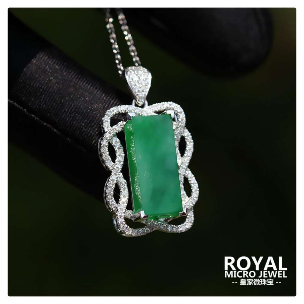 冰种阳绿方形戒面翡翠钻石吊坠