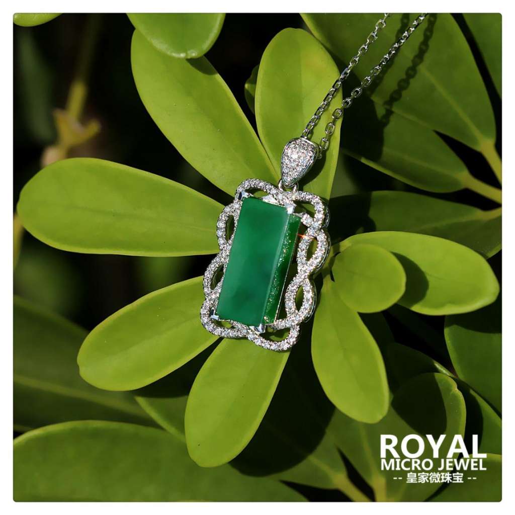 冰种阳绿方形戒面翡翠钻石吊坠